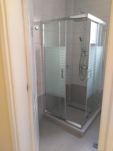  Golden Apartment in Néa Péramos