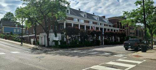 . Lowell Inn