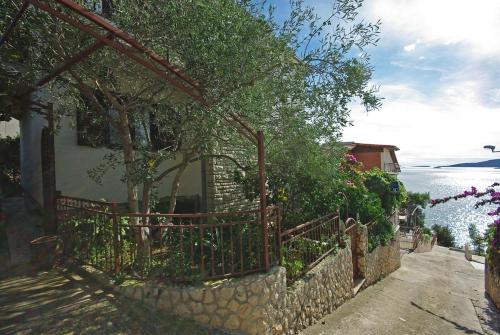 Apartments by the sea Okrug Donji Ciovo - 18300 - image 2