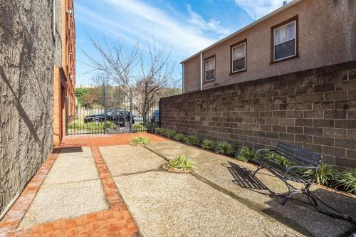 Luxury 1BR OLD CITY-KING BED Walk to Liberty Bell & Independence Mall - FREE PARKING!