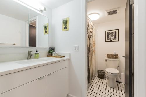 OLD CITY KING*FREEWIFI *4KTV* Walk to Liberty Bell and Independence Mall *W-D*