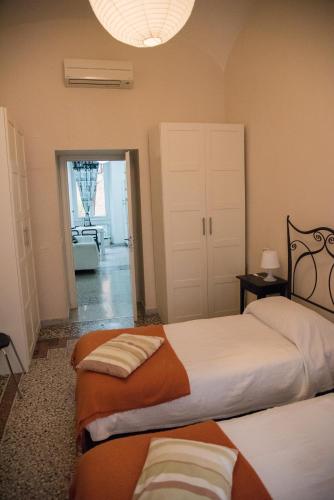 Beautiful and Spacious Apartment next to Termini 10 minutes from Coliseum