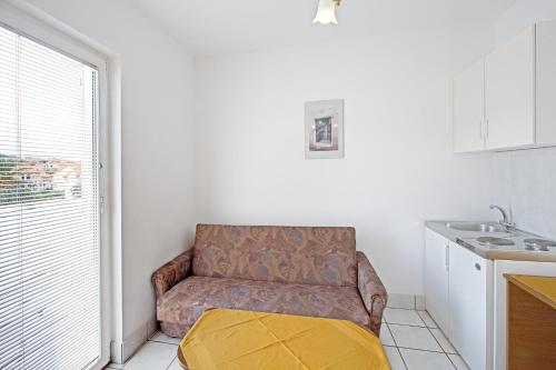 1 queen bed, 1 sofa bed