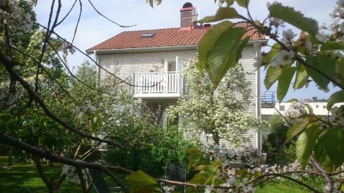 B&B Varberg - Ljust boende, egen ingång och trädgård i centrum - Bed and Breakfast Varberg