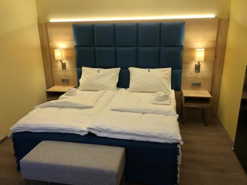 4 twin beds