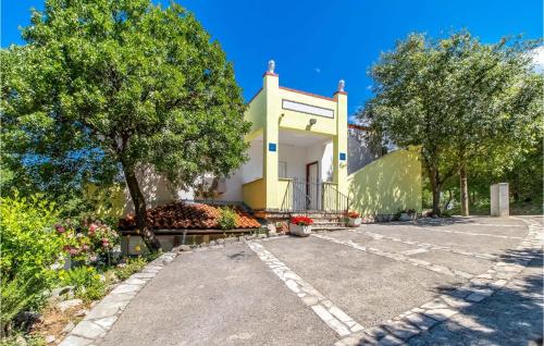  Apartment Miletici Gaj bb Cr, Ferienwohnung in Klenovica