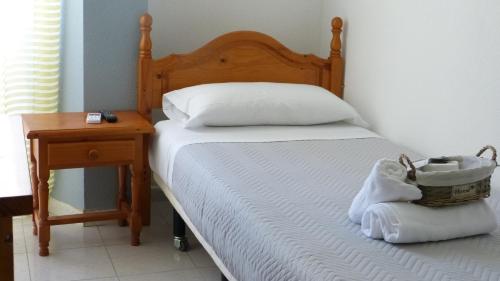 HOSTAL CANDELEDA - image 4