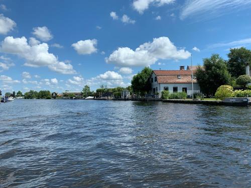 Holiday home at the water, fire place, boat and SUP rent, near Amsterdam