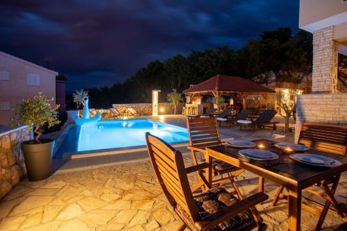 Luxury Villa Allen with heated Pool - Apartment - Klimno