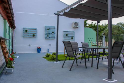 Lamprini's Deluxe Studios – Thassos Town, MO