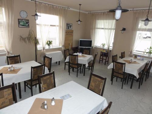 Ravintola, Korona Panzió (Korona Panzio) in Levél