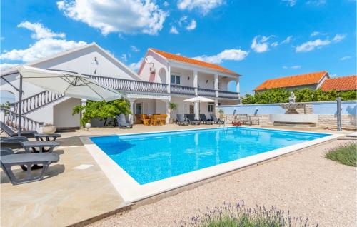  Five-Bedroom Holiday Home in Tinj, Pension in Lišane Tinjske