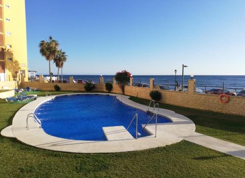 สระว่ายน้ำ, Apartamento MAR AZUL, primera línea de playa (Apartamento MAR AZUL, primera linea de playa) in กาลาอองดา