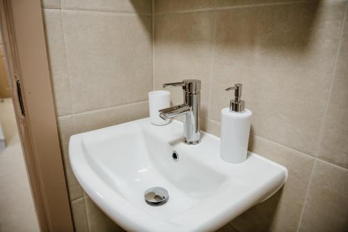 2 bedrooms, 4 beds