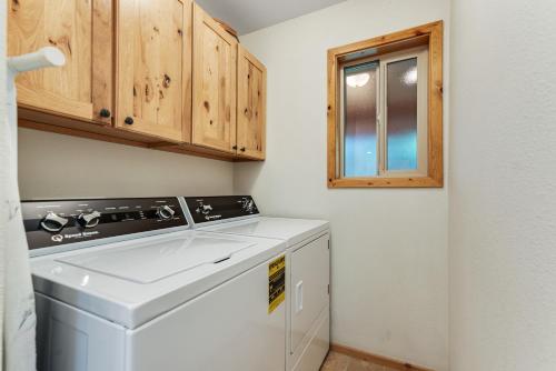 Cedar Lane Getaway - image 9