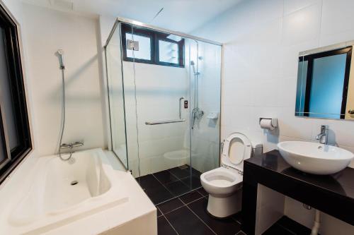 Bathroom, Cozy Homestay with WiFi @Encorp Strand Mall @Alpha IVF in Kota Damansara