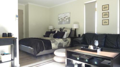 Modern Self Contained Apartment in Riverhead in ริเวอร์เฮด