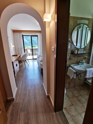 Double Room with Balcony and Mountain View