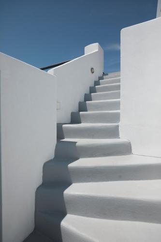 Oia Suites - image 2