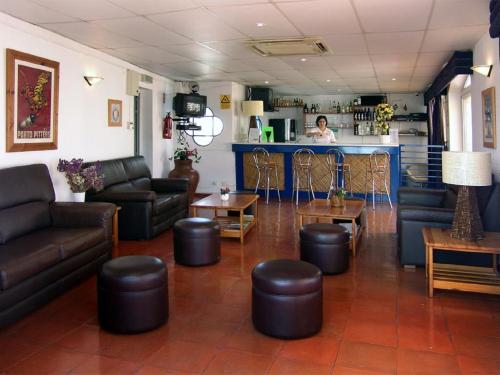 Shared lounge/TV area, Apartamentos Turisticos Regina in Albufeira