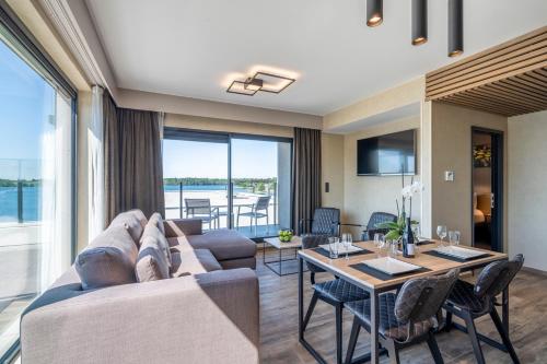 Best Western Plus Golden Lakes Hotel - image 8