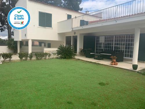  Aroeira Beach Villa, Unterkunft in Charneca