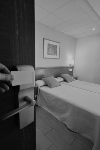 Hostal Mallorca - image 9