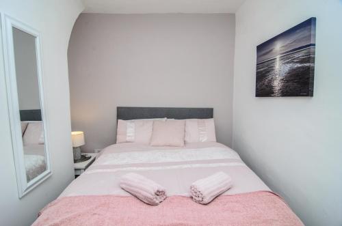 luxury suits for football fans near anfield stadium,2 bedrooms,kitchen,garden