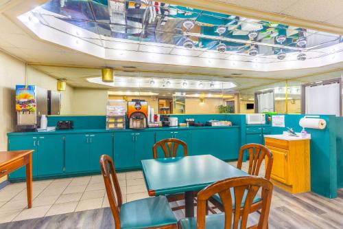 Restaurant, Econo Lodge & Suites Clarksville near Governors Square Mall in Clarksville (TN)