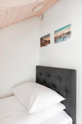 Room with Single Bed image 7