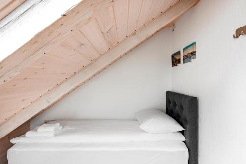 Room with Single Bed image 6