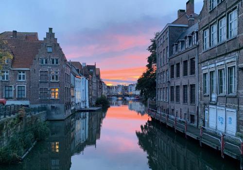  Heaven AT 11, your Deluxe Studio with personal bathroom, kitchenette & terrace in Gent