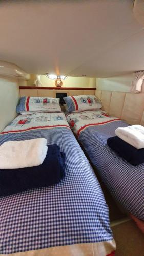 Y-Knot-Two Bedroom Luxury Motor Boat In Lymington