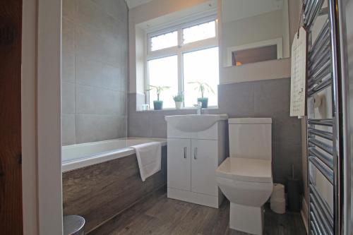 Prenton Place by Copper House - 3 Bedroom Home with Parking - Chester City Centre - Sleeps 8
