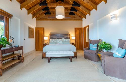 Private Luxury Villa with Staff & Pool