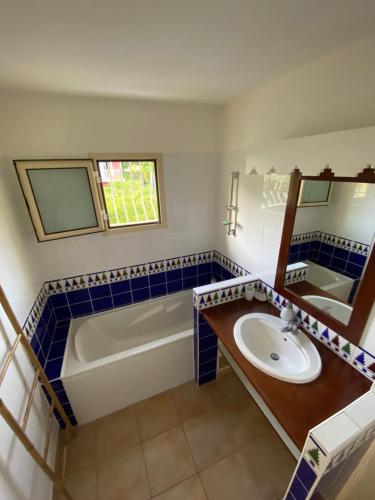 Maison mitoyenne , piscine,Citerne, jardin, parking, plage