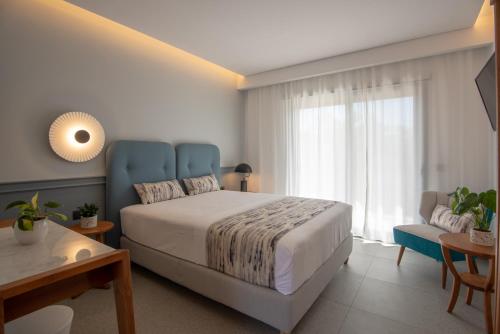 King Room with Pool View image 9