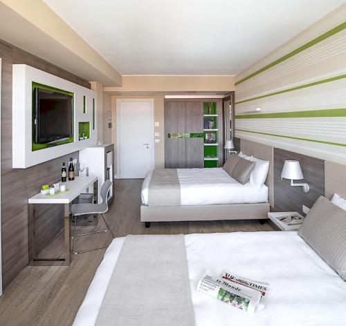 Superior Triple Room image 10