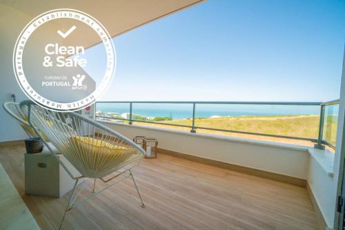  Beach Break apartment (Sea View) Ideal for Families & Friends, Pension in Ericeira