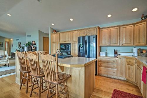 Lakefront Cottage with Deck and July 3 Firework Views! - image 4