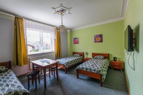 3 twin beds