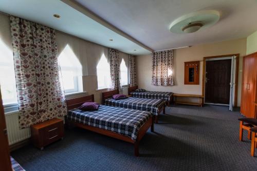 5 twin beds
