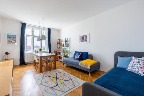 *SUNNY and STYLISH* Apt with BALCONY near TV Tower, Praha