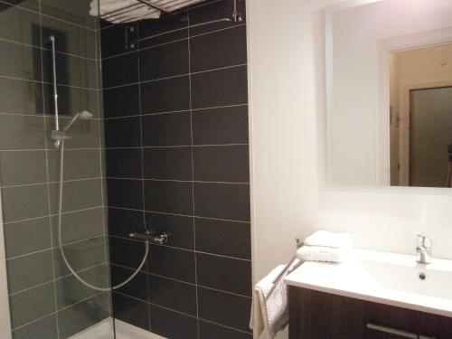 One-Bedroom Apartment image 6