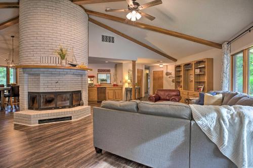Grand Rogers Lake Home with Game Room and Scenic Views in Rogers, USA