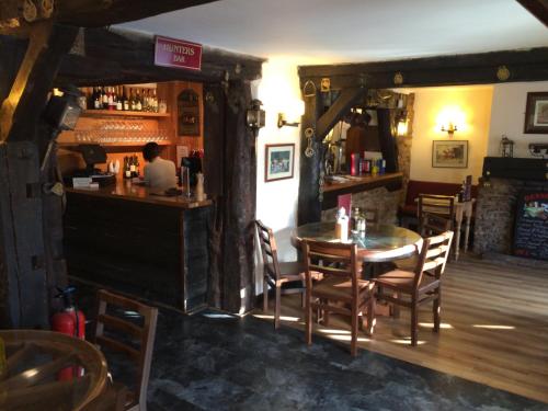 Hunters Lodge Inn - image 4