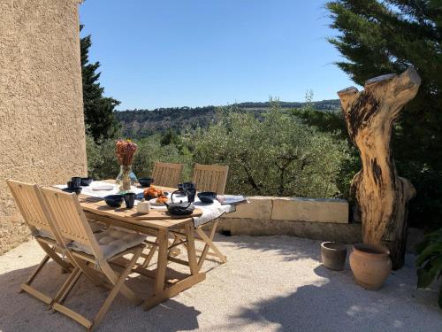. Mas provençal La Serallère au coeur des oliviers
