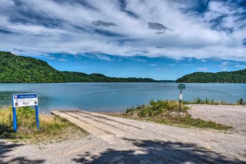 Cottage with Deck and Yard 2 Mi to Dale Hollow Lake!