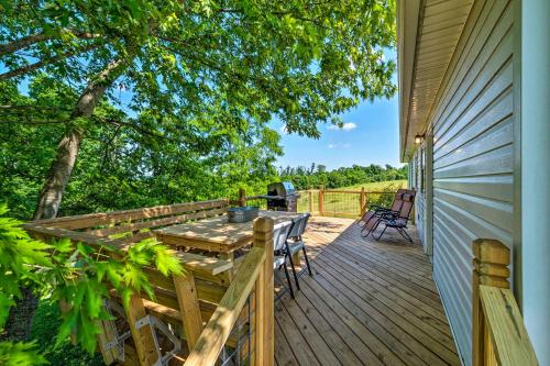 Cottage with Deck and Yard 2 Mi to Dale Hollow Lake!