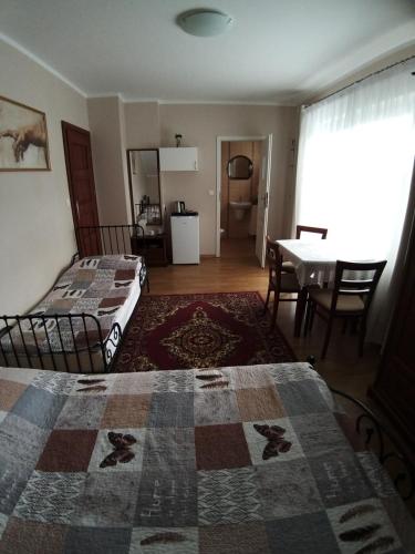 1 double bed, 1 twin bed